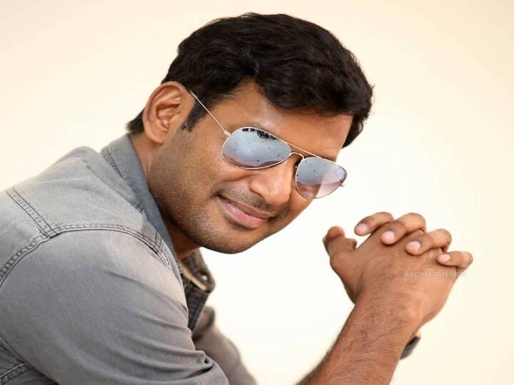 நடிகர் விஷால் சென்னை லயோலா கல்லூரியில் விஷுவல் கம்யூனிகேஷன்ஸ் பயின்றார்.