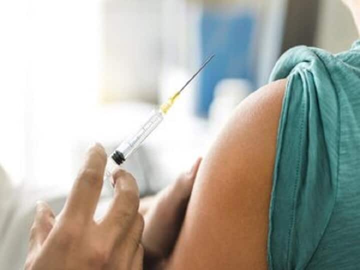 Corona Vaccination: 18 साल से ज्यादा उम्र के 54 फीसदी लोगों को अब तक टीके की एक डोज मिली