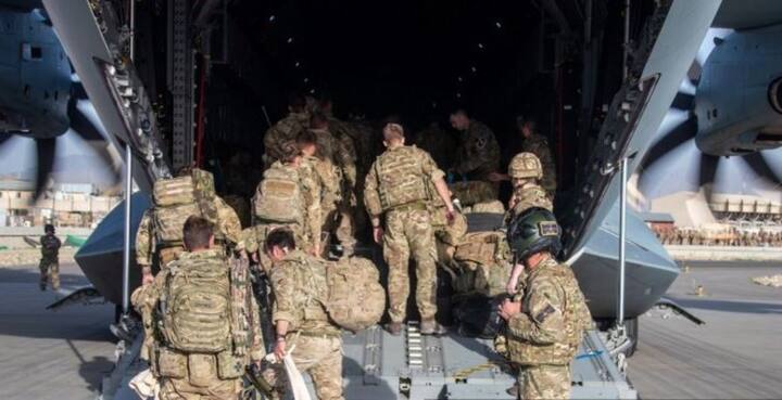 Afghanistan Crisis: Last UK troops leave afghanistan,  Boris Johnson says- we are proud of your heroic effort अफगानिस्तान से वापस लौटी ब्रिटिश सेना, बोरिस जॉनसन ने कहा- अपने सैनिकों की बहादुरी पर हमें गर्व