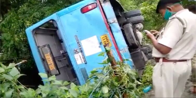 a bus lost control and overturned in slippery lane injuring many passengers Jalpaiguri: নিয়ন্ত্রণ হারিয়ে নয়ানজুলিতে উল্টে গেল সরকারি বাস, আহত বহু যাত্রী
