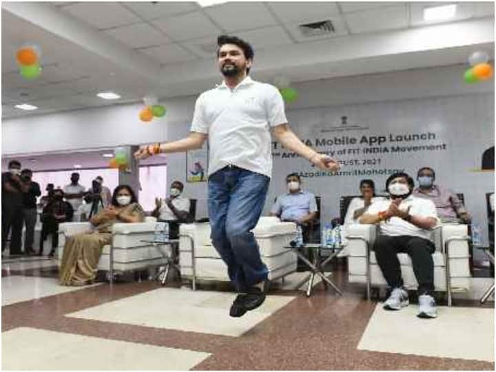 Fit India Mobile App: Sports Minister Anurag Thakur showed his fitness by jumping rope on one leg, watch viral video Fit India Mobile App: खेल मंत्री अनुराग ठाकुर ने एक पैर पर रस्सी कूद कर दिखाई अपनी फिटनेस, देखें वायरल वीडियो