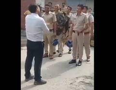 Viral Video : शेतकऱ्यांचं सरळ डोकं फोडायचं, संकोच करायचा नाही; कलेक्टरांचा आदेश