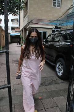 जींस टॉप या शॉर्ट्स छोड़ प्लेन प्लाजो सूट में नजर आईं Malaika Arora, देसी अवतार में देखकर लोगों को नहीं हो रहा यकीन