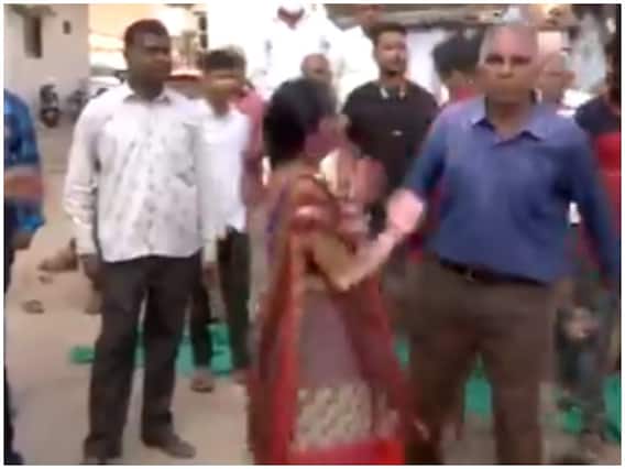 भाविना पटेल को सिल्वर मेडल मिलने पर उनके गांव में जश्न का माहौल, परिवार सहित लोगों ने खेला गरबा भाविना पटेल को सिल्वर मेडल मिलने पर उनके गांव में जश्न का माहौल, परिवार सहित लोगों ने खेला गरबा