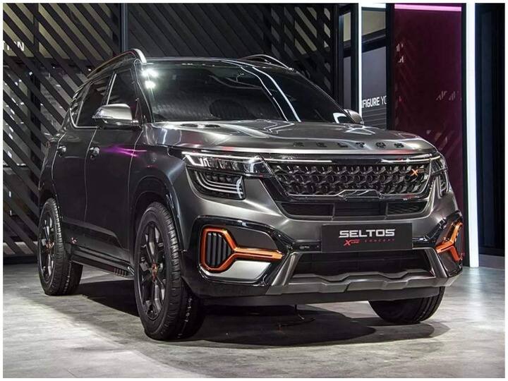 किया सेल्टोस एक्स लाईन (Kia Seltos X Line) : किआ सेल्टोस एक्स लाइन पुढील महिन्यात भारतात लाँच केली जाऊ शकते. यात चमकदार ब्लॅक ग्रिल मिळेल. त्याच्या हेडलाइटमध्ये फारसा बदल दिसणार नाही. त्याचा फ्रंट बम्पर देखील इम्प्रुव्ह करण्यात आला आहे. त्याची रचना आणि मांडणी मुख्यत्वे पूर्वीसारखीच आहे. या एसयूव्हीमध्ये एपल कारप्ले आणि अँड्रॉइड ऑटोसह यूव्हीओ कनेक्टेड कार सिस्टीमसह 10.25-इंच टचस्क्रीन डिस्प्लेसारखे फीचर्स मिळतील. याशिवाय, ऑटोमॅटिक क्लायमेट कंट्रोल, सनरूफ, एअर प्युरिफिकेशन सिस्टर, बोस साउंड सिस्टीम देखील देण्यात आली आहे. किआ सेल्टोस एक्स लाइनमध्ये 1.4-लिटर टर्बोचार्ज्ड पेट्रोल मोटर आणि 1.5-लिटर डिझेल इंजिन दिले जाऊ शकते. 1.4-लीटर GDI टर्बो पेट्रोल इंजिन 138bhp पर्यंत पॉवर आणि 250Nm पर्यंत टॉर्क जनरेट करण्यास सक्षम असेल. याशिवाय 1.5 लीटर सीआरडीआय डिझेल इंजिन 113bhp पर्यंतची पॉवर आणि 250Nm पर्यंत टॉर्क जनरेट करेल.