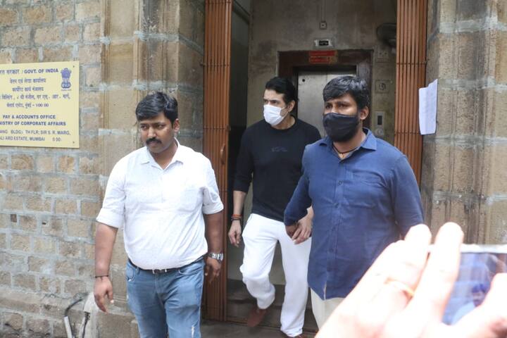 एनसीबी की 11 सदस्यीय टीम अरमान कोहली के बंगले में छापेमारी के दौरान मौजूद थी. बाद में शाम को नारकोटिक्स कंट्रोल ब्यूरो के जोनल डायरेक्टर समीर वानखेडे़ भी शाम को अरमान कोहली से पूछताछ के लिए पहुंचे थे.