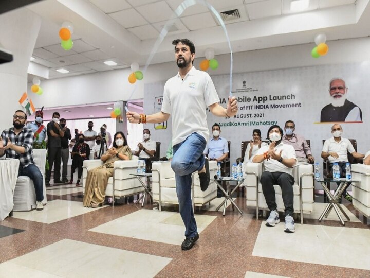 Anurag Singh Thakur skipping: ஸ்லிப் ஆகாமல் ஸ்கிப்பிங்..! அனைவரையும் அசத்திய அமைச்சர் அனுராக் தாக்கூர்..!