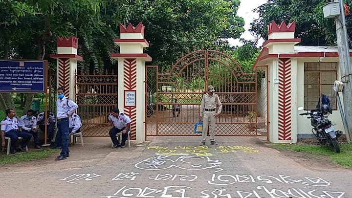 চলতি বছরের ৯ জানুয়ারি ছাতিমতলায় বিশ্বভারতী কর্তৃপক্ষের বিরুদ্ধে বিক্ষোভ দেখায় পড়ুয়াদের একাংশ।