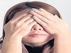 Eye Care Tips: प्रदूषण से आंखों में जलन और खुजली बढ़ गई है, इन घरेलू उपाय से मिलेगा तुरंत आराम