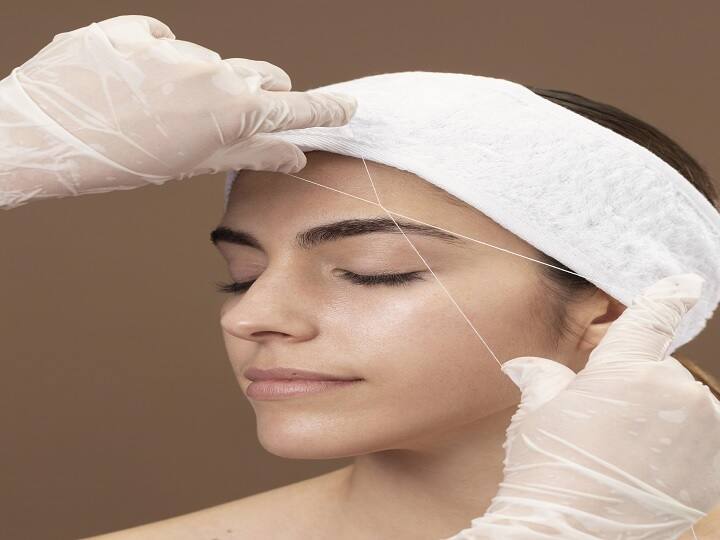 Follow these pro tips to cure pain of Eyebrow threading easily Eyebrow threading: आईब्रोज़ थ्रेडिंग कराते वक्त होता है बहुत ज्यादा दर्द, इन आसान टिप्स को अपनाकर करें उसे कम