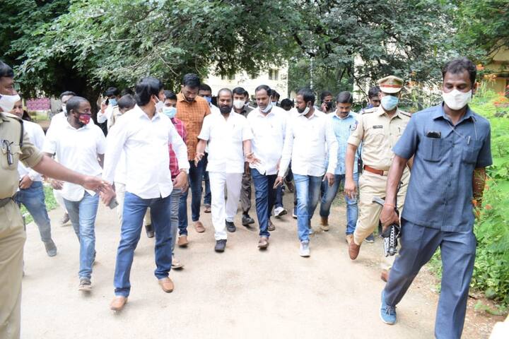 మంత్రి వి.శ్రీనివాస్గౌడ్ ఆసక్తికర కామెంట్స్ చేశారు. అది కూడా కేంద్ర పర్యాటక శాఖ మంత్రి కిషన్రెడ్డి సమక్షంలోనే కావడం విశేషం. ఉస్మానియా యూనివర్సిటీ అందుకు వేదికైంది. ఉస్మానియా వర్శిటీలో క్రీడా క్లస్టర్స్కు కేంద్ర మంత్రి కిషన్ రెడ్డి, మంత్రి శ్రీనివాస్ రెడ్డి శంకుస్థాపన చేశారు. ఖేలో ఇండియా పథకం కింద దీనికి నిధులు కేటాయించారు.