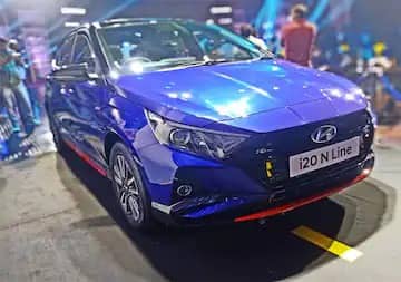 ह्युंदाई आय 20 एन लाइन (Hyundai i20 N Line) : ह्युंदाई आय 20 एन लाइन या कारमध्ये बरेच लेटेस्ट फीचर्स आहेत. 10.25 इंचाच्या टचस्क्रीन इन्फोटेन्मेंट सिस्टिमसोबतच नवीन i20 N लाइनमध्ये एक नवीन व्हॉइस रिकग्निशन फीचर देखील आहे, त्यामुळे ड्रायव्हिंगचा अजून चांगला अनुभव मिळतो. याशिवाय डिजिटल इंस्ट्रूमेंट क्लस्टर, वायरलेस फोन चार्जिंग, क्रूझ कंट्रोल, ऑटोमॅटिक क्लायमेट कंट्रोल, सिंगल-पॅन सनरूफ, 7-स्पीकर बोस साउंड सिस्टिम, 6 एअरबॅग, टीपीएमएस, रिअर-व्ह्यू पार्किंग कॅमेरा, स्वयंचलित हेडलॅम्प, इलेक्ट्रॉनिक स्टेबिलिटी कंट्रोल(ESC), व्हेइकल स्टेबिलिटी कंट्रो (VSC), हील असिस्ट कंट्रोल (HAC) असे अनेक फीचर्स आहेत. ही कार भारतात दोन व्हेरिअंटमध्ये- N6 iMT, N8 iMT आणि N8 DCT लाँच करण्यात आली आहे. ही कंपनीच्या N Line मॉडलची भारतातील पहिलीच कार आहे.  कारमध्ये कंपनीने 1.0 लिटर क्षमतेचं 3-सिलेंडरयुक्त टर्बो पेट्रोल इंजिन दिलं आहे. हे इंजिन 120hp पॉवर आणि 172Nm टॉर्क जनरेट करतं. या इंजिनसोबत 6-स्पीड iMT आणि 7-स्पीड ड्युअल क्लच ट्रान्समिशन गियरबॉक्स आणि पॅडल शिफ्टरचा पर्याय देखील आहे.