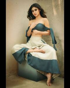 Talk Of The Town: मौनी रॉय ने टू पीस ड्रेस पहनकर कराया फोटोशूट, ड्रेस के हो रहे हैं खूब चर्चे