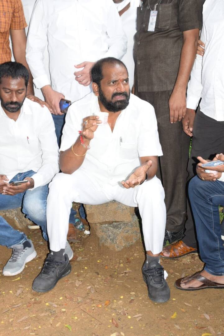 అనంతరం క్యాంపస్లో కాసేపు విద్యార్థులతో మంత్రి సరదాగా గడిపారు. ఖేలో ఇండియా పథకం కింద చేపడుతున్న సింథటిక్ అథ్లెటిక్ ట్రాక్, సింథటిక్ టెన్నిస్ కోర్టు, అమ్మాయిల కోసం స్విమ్మింగ్ పూల్ నిర్మాణానికి మంత్రి శంకుస్థాపన చేశారు.
