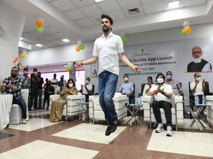 minister Anurag Singh Thakur skipping and yoga in fit india app launch event Anurag Singh Thakur skipping: ஸ்லிப் ஆகாமல் ஸ்கிப்பிங்..! அனைவரையும் அசத்திய அமைச்சர் அனுராக் தாக்கூர்..!