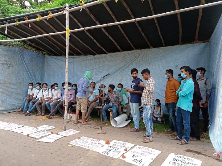 এর পরই সোমনাথ সৌ, ফাল্গুনী পান এবং রূপা চক্রবর্তী এই ৩ পড়ুয়াকে ৩ বছরের জন্য বরখাস্ত করে বিশ্ববিদ্যালয় কর্তৃপক্ষ।