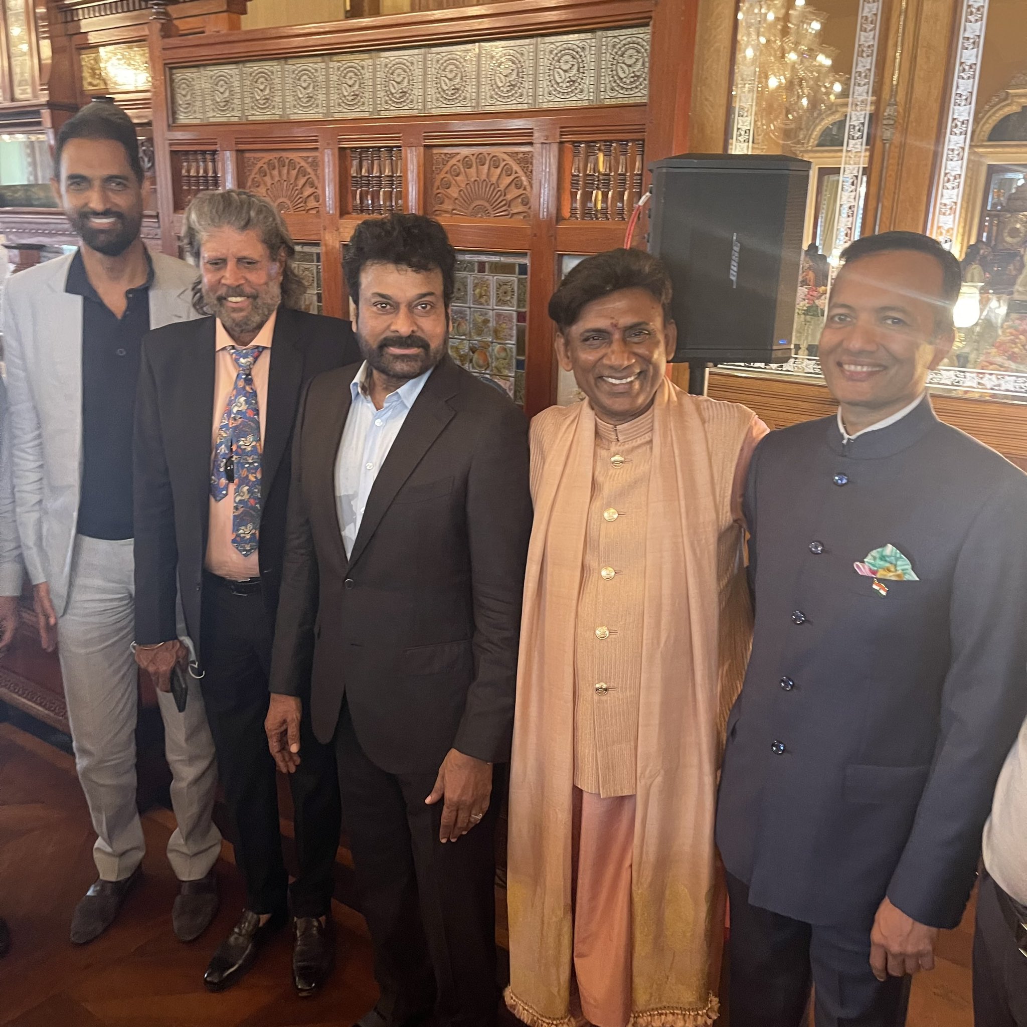 Chiranjeevi Meets Kapildev:  ఒకరు క్రికెట్ దిగ్గజం..మరొకరు ఇండస్ట్రీమెగాస్టార్..ఒకే ఫ్రేమ్‌లో ఎప్పుడు.. ఎక్కడ..