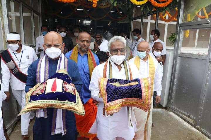 టీటీడీ ఛైర్మన్ వైవి.సుబ్బారెడ్డి, ఈవో కెఎస్.జవహర్రెడ్డి గోశాల నుంచి వెన్న తీసుకుని ఊరేగింపుగా శ్రీవారి ఆలయానికి చేరుకుని అర్చకులకు అందజేశారు.