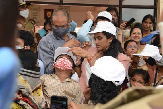 InPics: విశాఖలో పీవీ సింధు సందడి... సింధుని సత్కరించిన RINL సిబ్బంది...  RINL బ్రాండ్ అంబాసిడర్‌గా సింధు