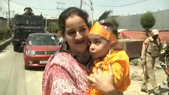 Srinagar में मनायी गई Janmashtami, Lal Chowk पर निकली श्री कृष्ण की शोभा यात्रा