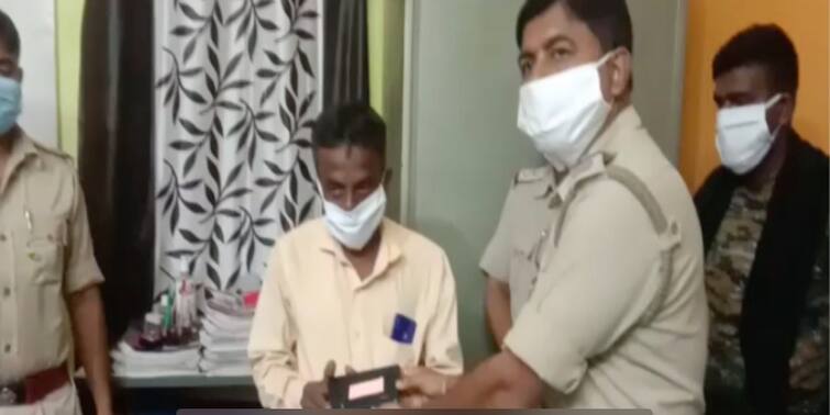Malda Pukhuria Police returns  Stolen mobile phones to owners Malda: মালদায় হারিয়ে যাওয়া মোবাইল উদ্ধার করে মালিকদের হাতে ফেরাল পুখুরিয়া থানার পুলিশ