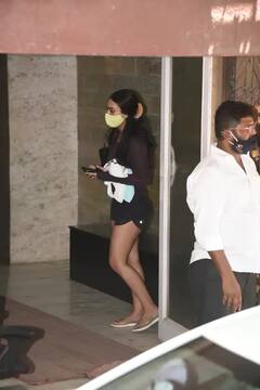 Spotted: મુંબઇમાં મમ્મી Kajolની સાથે આઉટિંગ કરતી દેખાઇ Ajay Devgnની દીકરી Nyasa, શોર્ટ ડ્રેસ પર ચોંટી ગઇ બધાની આંખો, જુઓ તસવીરો.....