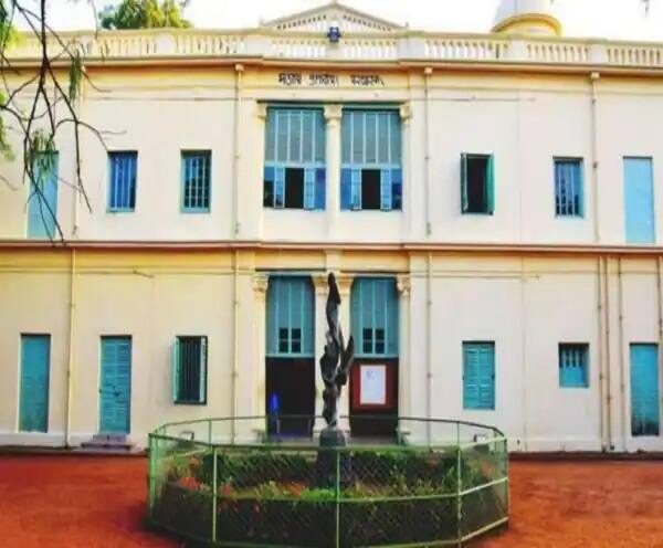 Birbhum Visva bharti University Student Agitation Continues, Visva-Bharati vice-chancellor Bidyut Chakrabarty faces unrest Visva-Bharati : তিন পড়ুয়াকে বরখাস্ত করার প্রতিবাদে উপাচার্যর বাড়ির সামনে ৩ দিন ধরে চলছে অবস্থান-বিক্ষোভ