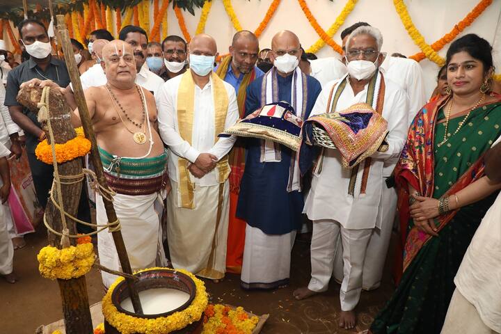 టీటీడీ ఛైర్మన్ వైవి.సుబ్బారెడ్డి, ఈవో  కెఎస్‌.జ‌వ‌హ‌ర్‌రెడ్డి గోశాల నుంచి వెన్న తీసుకుని ఊరేగింపుగా శ్రీ‌వారి ఆల‌యానికి చేరుకుని అర్చకులకు అందజేశారు.
