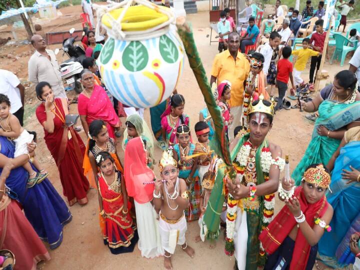 மதுரை உத்தங்குடியில் கிருஷ்ணன் வேடமிட்ட குழந்தைகள் பானை உடைக்கிறார்கள்