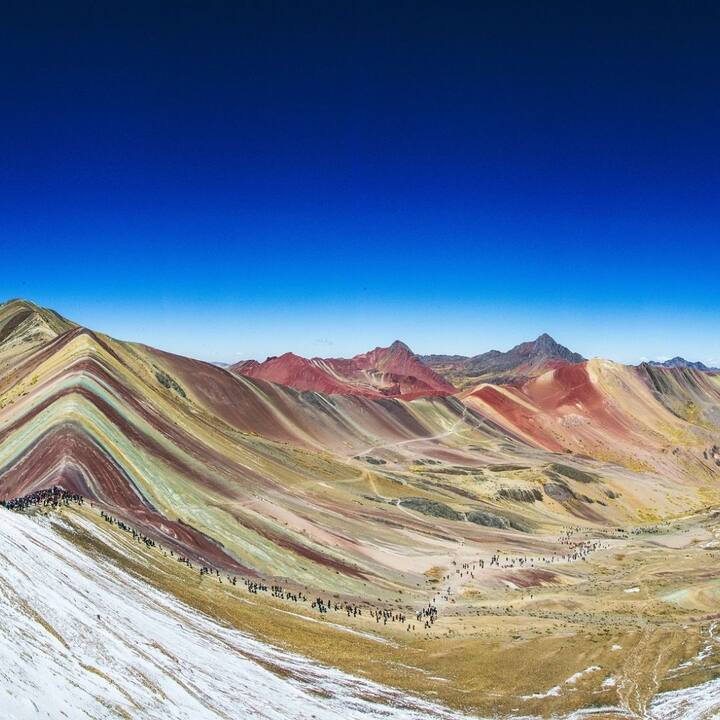 পেরুর ভিনিকুঙ্কা পর্বত। ভিনিকুঙ্কার অনুবাদ করলে দাঁড়ায় 