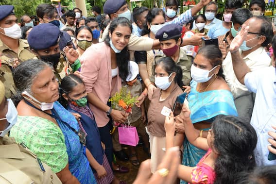 InPics: విశాఖలో పీవీ సింధు సందడి... సింధుని సత్కరించిన RINL సిబ్బంది...  RINL బ్రాండ్ అంబాసిడర్‌గా సింధు