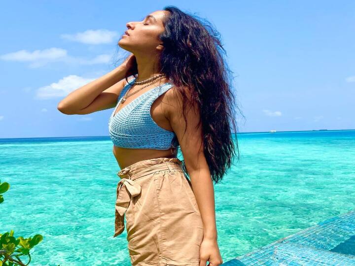 மாறுபட்ட வேடங்களில் நடிப்பதைத் தவிர, ஷ்ரத்தா பல்வேறு மொழிகளையும் பேசுவார். குறிப்பாக ரஷியன் இவருக்கு கைதேர்ந்த மொழியாகும்.