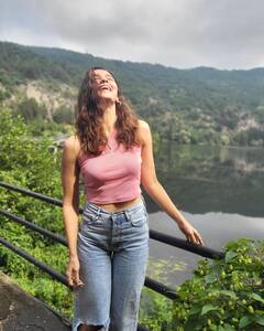 रास्ते में दिखी खूबसूरत लोकेशन तो रुककर Alia Bhatt ने खिंचवाई फोटो, बोलीं – हम रास्तों से ही सीखते हैं