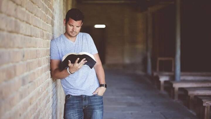 মস্তিষ্ককে সচল রাখার জন্যও নিয়মিত বই পড়ার অভ্যাসের পরামর্শ দেন চিকিৎসকরা।