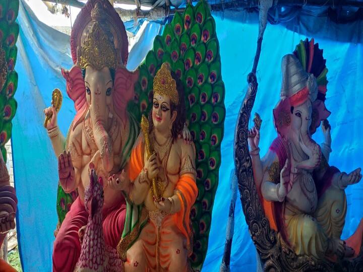 விநாயகனே வல்வினையை வேர் அறுக்க வல்லான் விநாயகனே வேட்கை தணிவிப்பான் விநாயகனே விண்ணிற்கும் மண்ணிற்கும் நாதனுமாம் தன்மையினால் கண்ணில் பணிமின் கணிந்து!