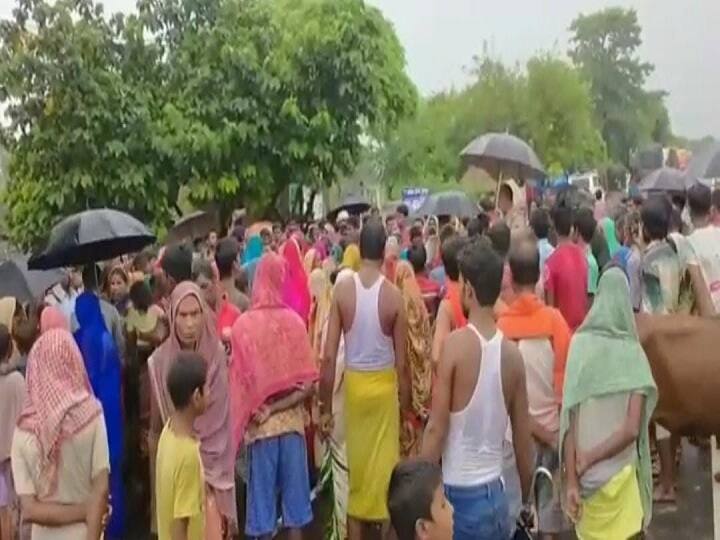 Bihar Flood: Flood victims protested on the road carrying empty utensils and cattle, said - not getting any help ann Bihar Flood: खाली बरतन और मवेशियों को लेकर सड़क पर उतरे बाढ़ पीड़ित, कहा- नहीं मिल रही कोई मदद