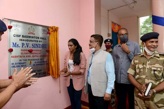 InPics: విశాఖలో పీవీ సింధు సందడి... సింధుని సత్కరించిన RINL సిబ్బంది...  RINL బ్రాండ్ అంబాసిడర్‌గా సింధు