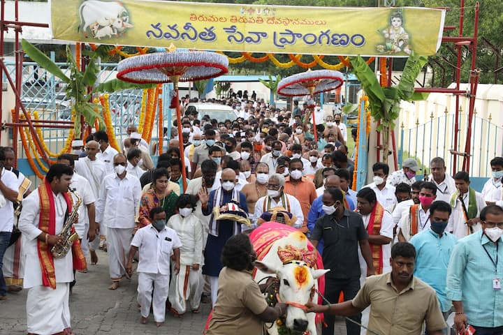 కృష్ణాష్టమి సందర్భంగా గోశాల ప్రాంగ‌ణాన్ని రంగ‌వ‌ళ్లులు, పుష్పాల‌తో అలంక‌రించారు.