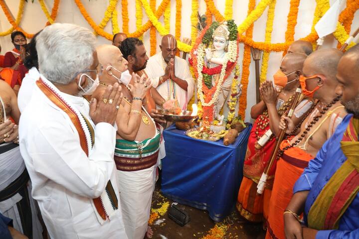 అర్చకులు వెన్నెను స్వీకరించి.. శ్రీ‌వారి కైంక‌ర్యాల‌కు వినియోగిస్తార‌ని తెలిపారు. వెన్న త‌యారీ, వెన్న ఊరేగింపులో శ్రీ‌వారి సేవ‌కులు పాల్గొంటార‌ని వివ‌రించారు.