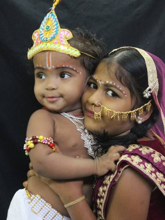 குட்டிக் கண்ணனும், குட்டி ராதையும் ஒரு போஸ்.