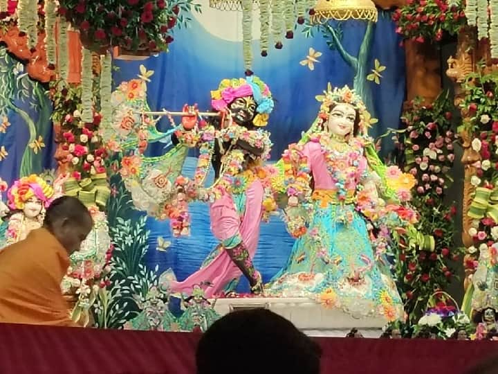 Noida janmashtami celebration at iskcon temple uttar pradesh ann Janmashtami 2021: इस्कॉन मंदिर में श्री कृष्ण जन्माष्टमी की धूम, कान्हा के भजनों पर झूमते नजर आए भक्त 