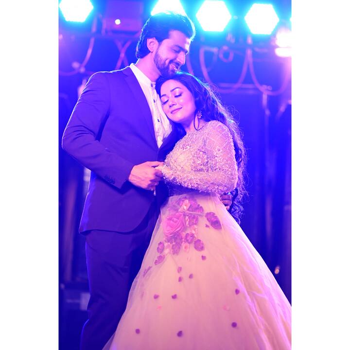 প্রমিতা জানান, বাড়িতে সন্ধেবেলা আরতি হবে। এই প্রথম নিজের হাতে নতুন বাড়িতে পুজোর আয়োজন করেছেন। সব মিলিয়ে বেশ উৎসাহী দম্পতি