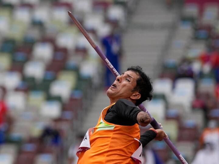 स्टार पैरा एथलीट और दो बार के स्वर्ण पदक विजेता देवेंद्र झाझरिया पैरालंपिक खेलों की भाला फेंक स्पर्धा में सोमवार को रजत पदक जीता जबकि चक्का फेंक के एथलीट योगेश कथूनिया ने भी दूसरा स्थान हासिल किया जिससे भारत ने इन खेलों में सर्वाधिक पदक जीतने के अपने पिछले रिकार्ड को पीछे छोड़ा. एथेंस (2004) और रियो (2016) में स्वर्ण पदक जीतने वाले 40 वर्षीय झाझरिया ने एफ46 वर्ग में 64.35 मीटर भाला फेंककर अपना पिछला रिकार्ड तोड़ा. (फोटो में देवेंद्र झाझरिया)