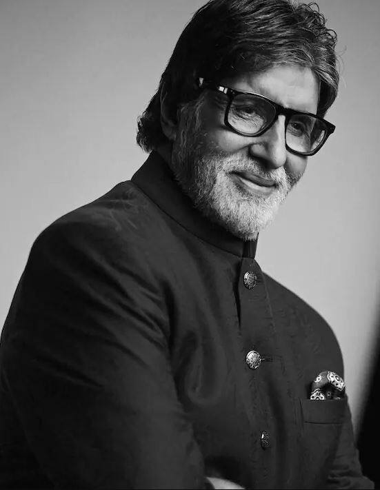 ਸੁਪਰਸਟਾਰ ਅਮਿਤਾਭ ਬੱਚਨ ਇੱਕ ਟ੍ਰੈਂਡ ਪਾਇਲਟ ਹਨ। ਉਨ੍ਹਾਂ ਇਹ ਹੁਨਰ ਸਿੱਖਿਆ ਕਿਉਂਕਿ ਉਹ ਭਾਰਤੀ ਹਵਾਈ ਸੈਨਾ ਵਿੱਚ ਸ਼ਾਮਲ ਹੋਣਾ ਚਾਹੁੰਦੇ ਸੀ। ਉਨ੍ਹਾਂ ਨੇ ਦੱਸਿਆ ਸੀ ਕਿ ਉਹ ਜਹਾਜ਼ ਨੂੰ ਸੁਰੱਖਿਅਤ ਢੰਗ ਨਾਲ ਲੈਂਡ ਕਰਨ ਦੇ ਸਮਰੱਥ ਵੀ ਹੈ।