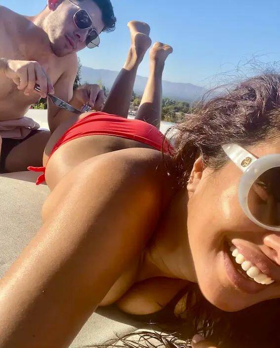 ਪ੍ਰਿਯੰਕਾ ਨੇ ਖੁਦ ਇਹ ਤਸਵੀਰ ਇੰਸਟਾਗ੍ਰਾਮ 'ਤੇ ਸ਼ੇਅਰ ਕੀਤੀ ਹੈ। ਇਸ ਨੂੰ ਵੇਖਦਿਆਂ, ਪ੍ਰਸ਼ੰਸਕ ਪੁੱਛ ਰਹੇ ਹਨ ਕਿ ਨਿਕ ਜੋਨਾਸ ਕੀ ਕਰ ਰਹੇ ਹਨ। ਇਹ ਦੇਖ ਕੇ ਪ੍ਰਿਯੰਕਾ ਦੀ ਭੈਣ ਪਰਿਣੀਤੀ ਚੋਪੜਾ ਨੇ ਲਿਖਿਆ-ਜੀਜਾ, ਦੀਦੀ, ਤੁਸੀਂ ਲੋਕ ਕੀ ਕਰ ਰਹੇ ਹੋ। ਇੰਸਟਾ 'ਤੇ ਪਰਿਵਾਰਕ ਮੈਂਬਰ ਵੀ ਹਨ। ਮੈਂ ਆਪਣੀਆਂ ਅੱਖਾਂ ਬੰਦ ਕਰ ਰਹੀ ਹਾਂ ਤੇ ਇਸ 'ਤੇ ਲਾਇਕ ਬਟਨ ਦਬਾ ਰਹੀ ਹਾਂ।