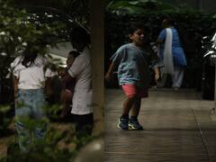 Taimur और Jeh घर के नीचे दिखे खेलते, टॉय कार चलाते दिखे Kareena Kapoor के बड़े लाडले