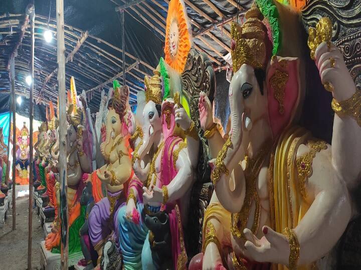 மதுரை மாட்டுத்தவணி பகுதியில் தயார் செய்யப்படும் விநாயகர் சிலை.