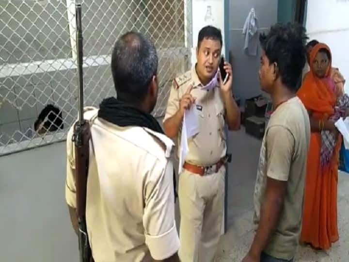 चोरी के आरोप में तीन दिनों तक बंधक बनाकर की युवक की पिटाई, जुर्म कबूलवाने के लिए लगाया करंट Kaimur: Young man held hostage for three days on charges of theft, thrashed for confession of crime ann चोरी के आरोप में तीन दिनों तक बंधक बनाकर की युवक की पिटाई, जुर्म कबूलवाने के लिए लगाया करंट