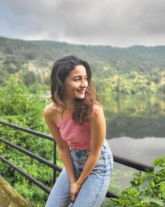 Alia Bhatt | आलिया भटने शेअर केले हटके अंदाजातील फोटो, चाहत्यांनी केला कौतुकाचा वर्षाव