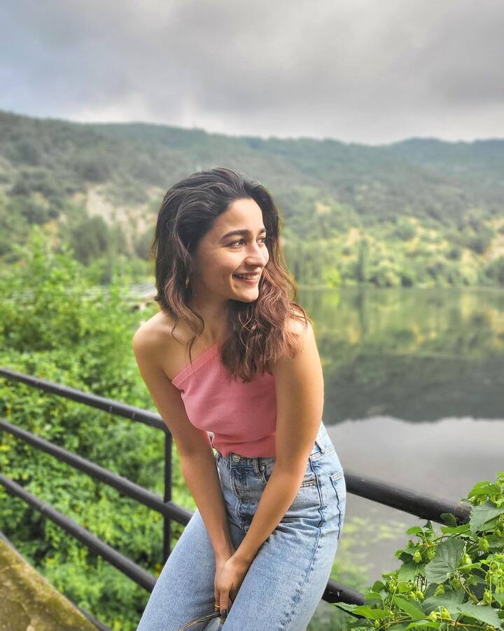 बॉलिवूड अभिनेत्री आलिया भट सोशल मीडियावर पूर्वीप्रमाणे अॅक्टिव्ह नसते. पण अधे-मधे ती आपले फोटो चाहत्यांसोबत शेअर करत असते.(photo courtesy : @aliaabhatt Instagram)